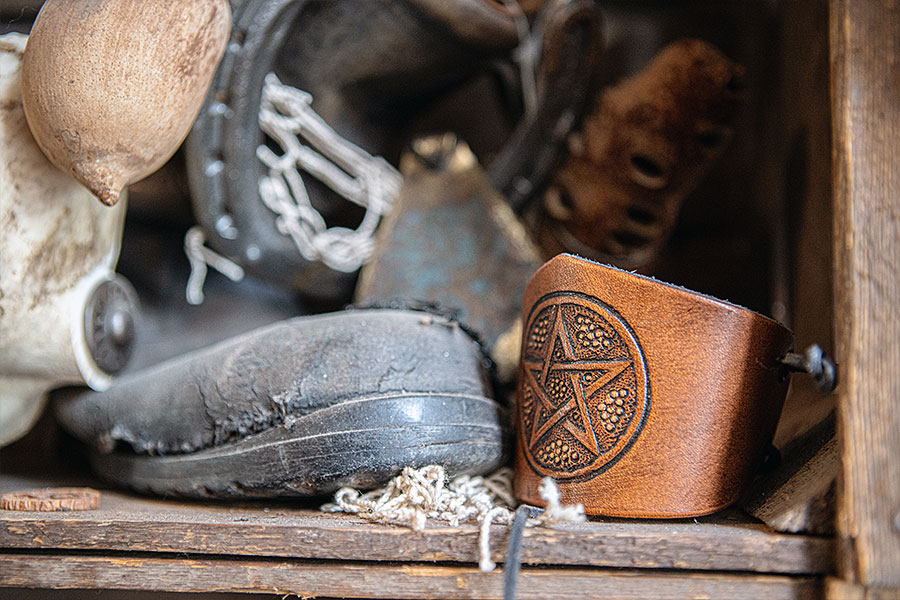 Armband aus Leder mit eingeprägtem Pentagram