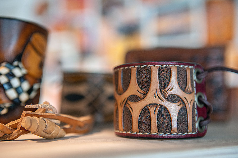 kunstvoll gestaltetes Lederarmband mit keltisch-nordischen Muster